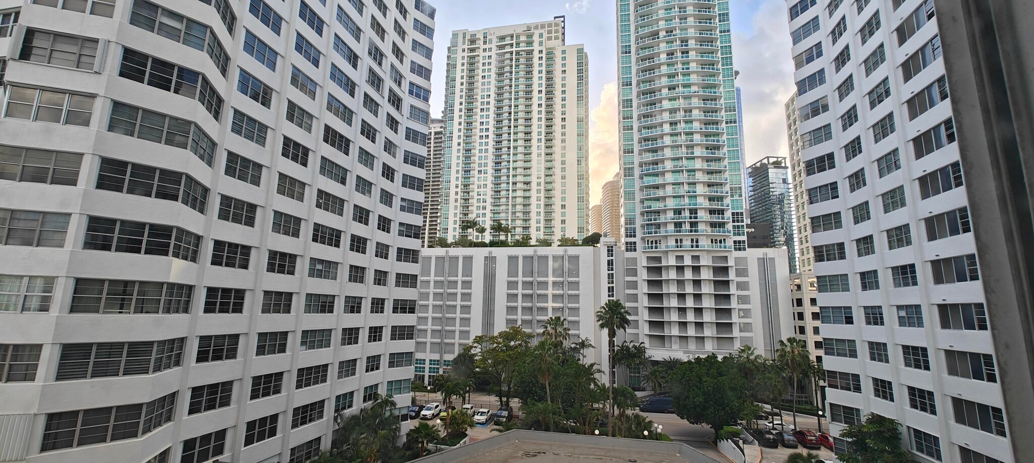 Building Photo - 905 Brickell Bay Dr