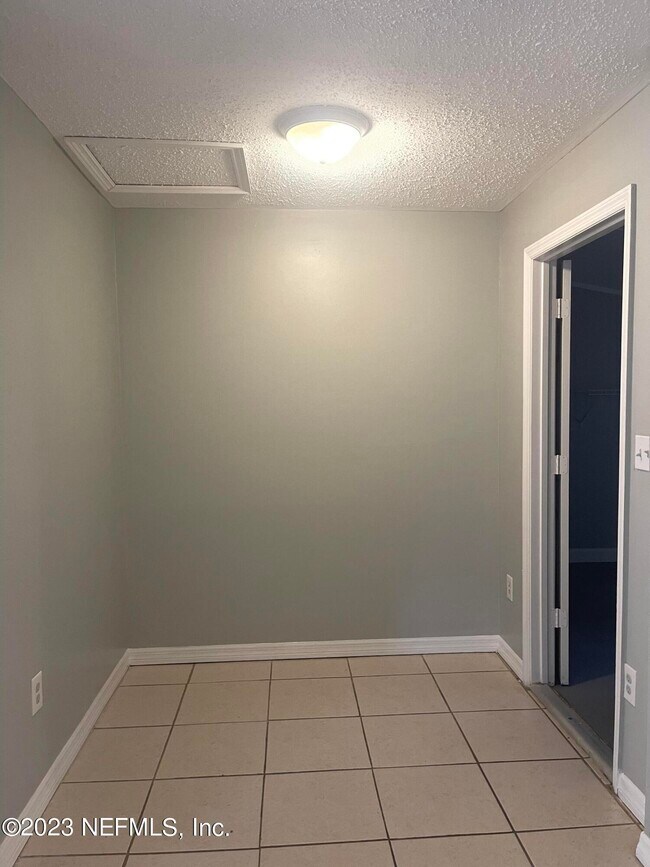 Building Photo - 5467 Windermere Dr