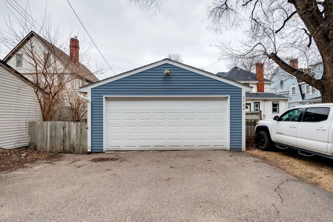 Building Photo - Gorgeous Uptown 4-bed 2-bath Single-Family House w/ Garage + Fenced-In Yard