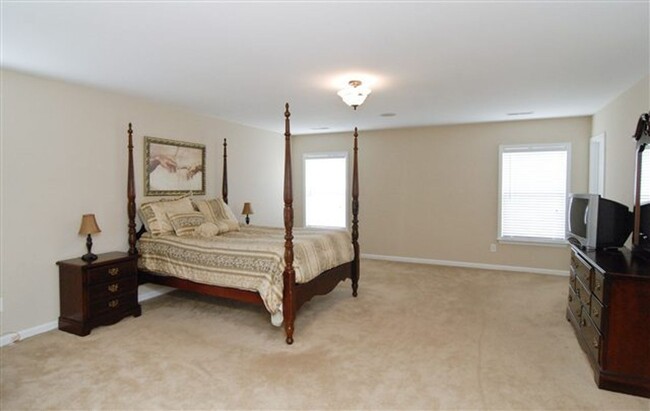 Building Photo - Large 4BR/3BA Available May 15th