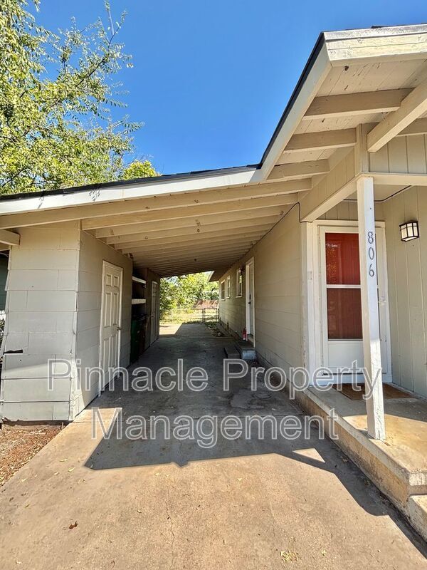 Building Photo - 806 N Jackson St