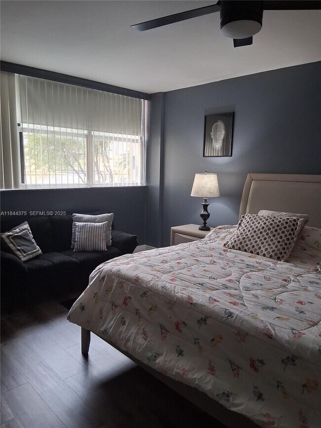 Building Photo - 100 Golden Isles Dr