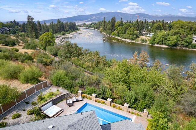 Building Photo - Stunning Home and Three Bay Shop Along Spo...