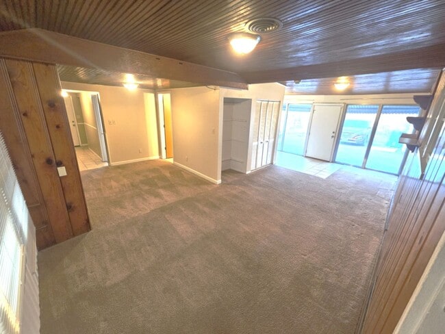 Building Photo - Spacious Ranch Home