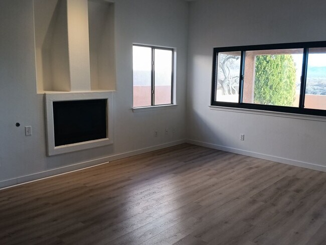 Building Photo - 3 Bedroom, 2 Bathroom Home! Schedule a Showing!