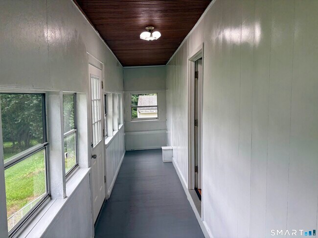 Building Photo - 565 Sylvan Ave