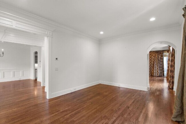 Building Photo - Impeccable Green Hills Home