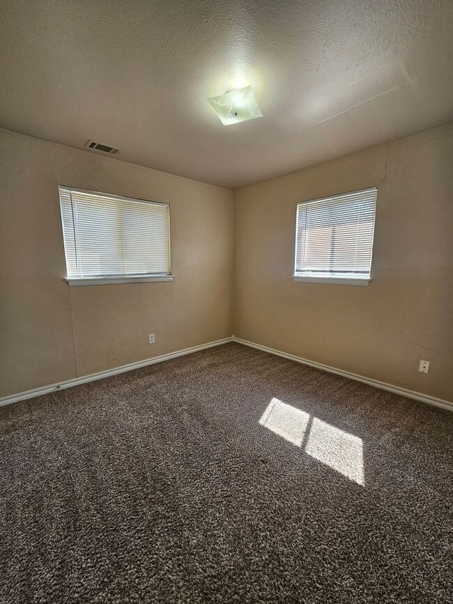 Building Photo - (3) Bed/(1) Bath Core Norman Rental Avail ...