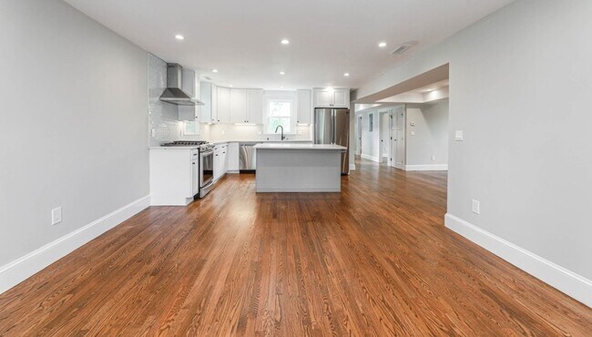 Building Photo - Modern 4bed 3 Bath with 3 parking