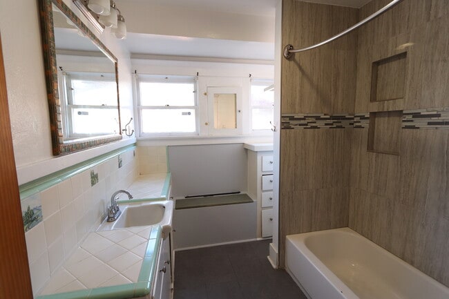 Building Photo - 1018 Molino Ave