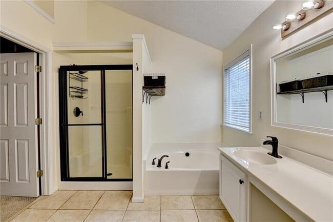 Building Photo - House 3 Beds 3 Baths