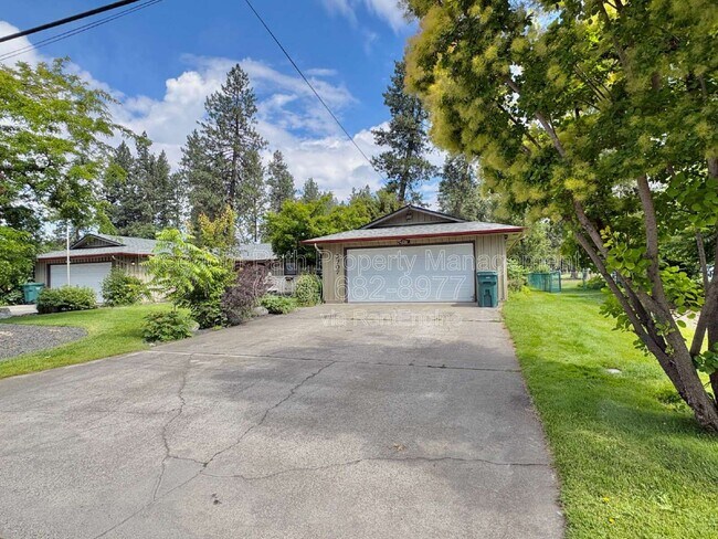Building Photo - 2707 Fairway Dr