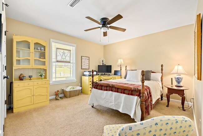 Building Photo - 304 Squirrel Hollow