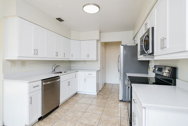 Building Photo - 6531 La Jolla St