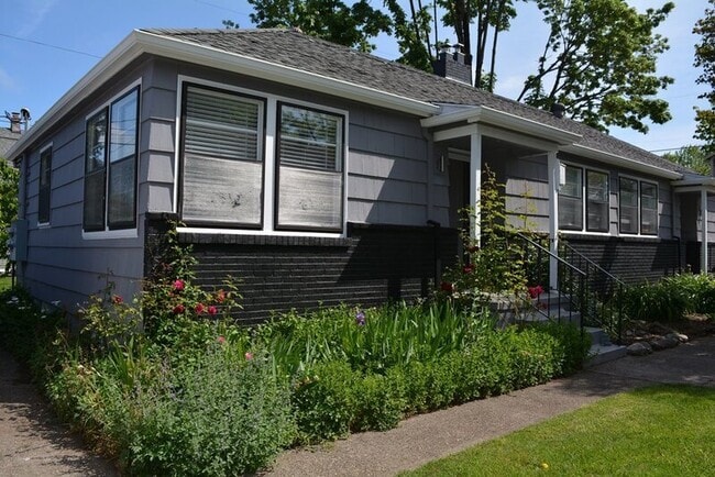 Primary Photo - 5731 N Montana Ave