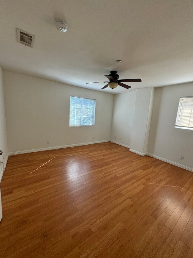 Building Photo - 923 Royal Oaks Dr