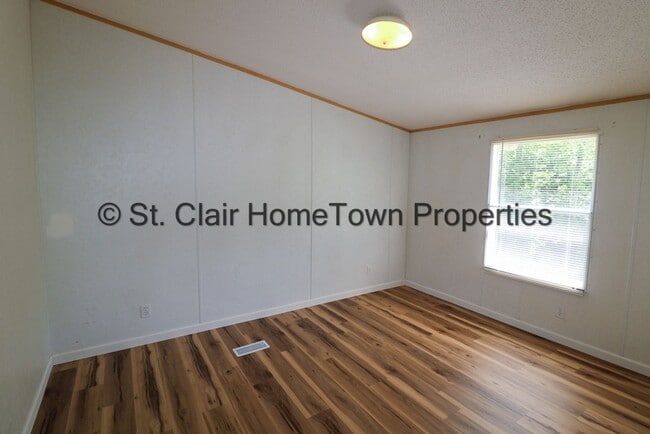 Building Photo - Large Home