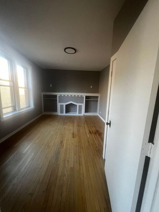 Building Photo - 2 bedroom in Chicago IL 60615