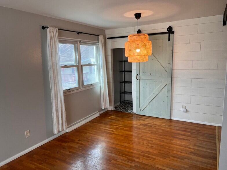 Building Photo - 1051 Curdes Ave