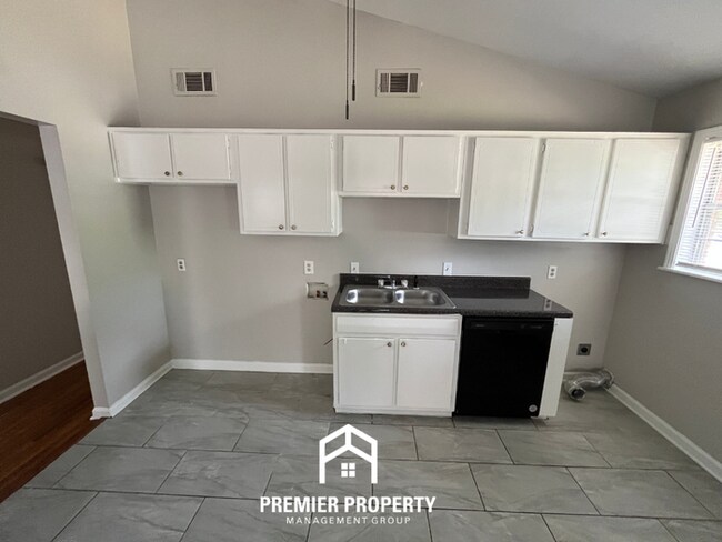 Building Photo - Charming 3BR/2BA Home Near Parkway Village | Hardwood Floors Throughout & Fenced Yard