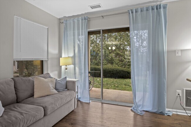 Building Photo - Comfortable, convenient, and well located Ashburn condo.