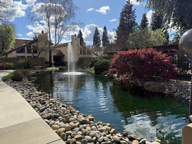 Building Photo - Executive 2-bedroom condo in gated community!