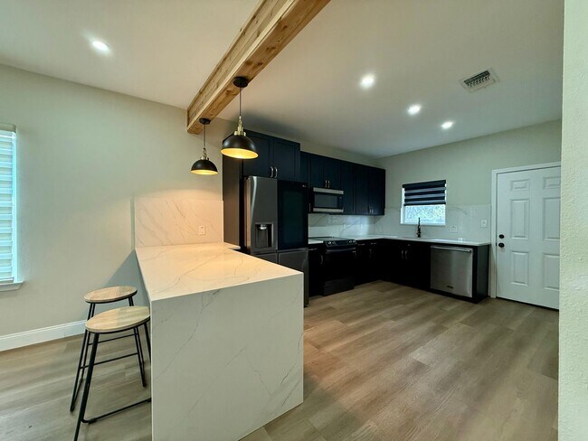 Building Photo - Modern Elegance for Rent in Prime San Anto...