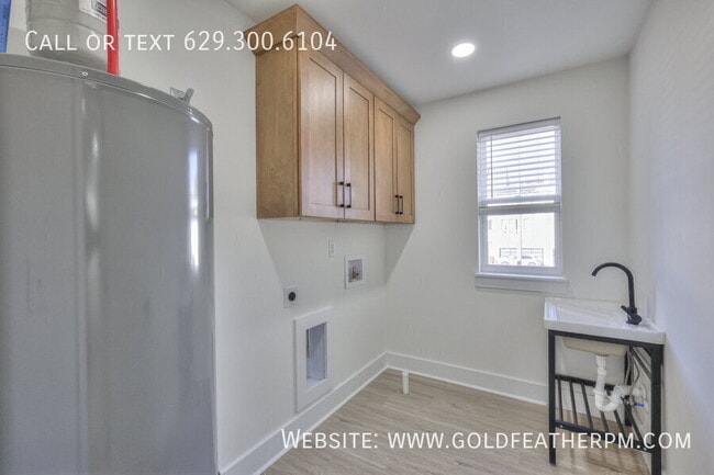 Building Photo - 402 E Trinity Ln