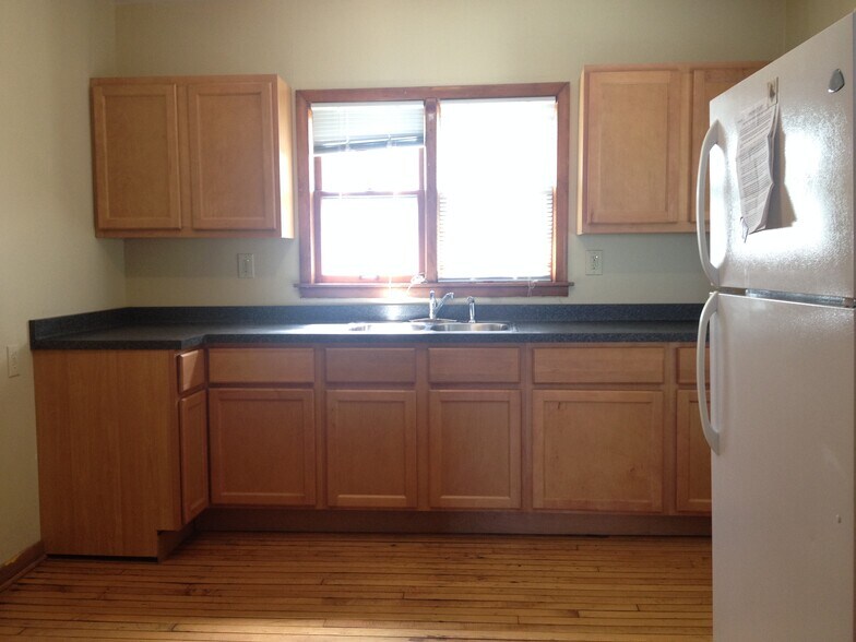 Building Photo - 2421 S Howell Ave