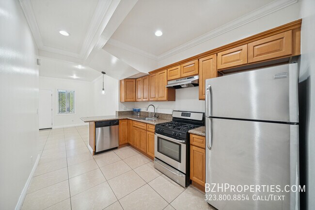 Building Photo - 6680 De Longpre Ave