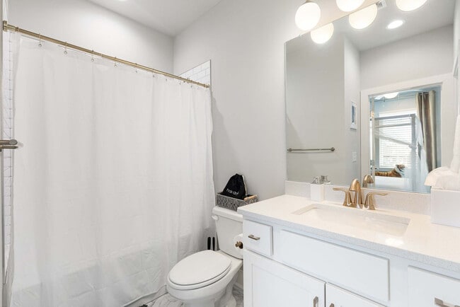 Building Photo - 2135 24th Ave N