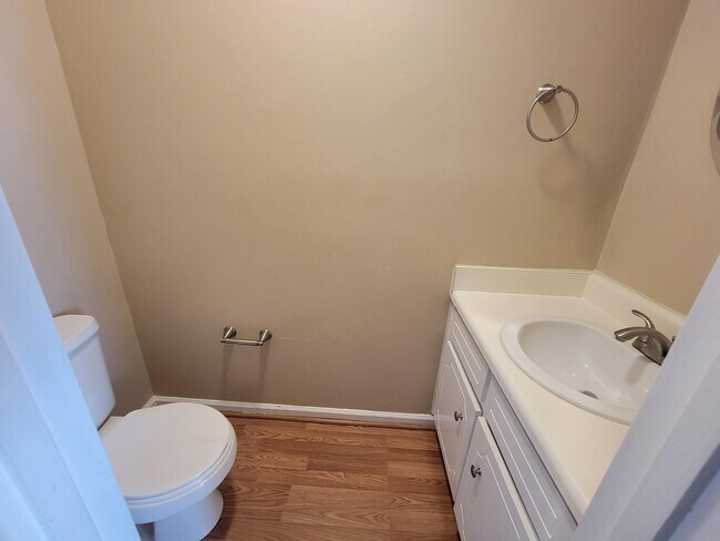 Building Photo - 2309 Creekview Dr
