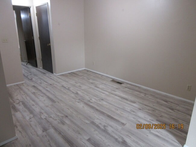 Building Photo - Updated, spacious one bedroom