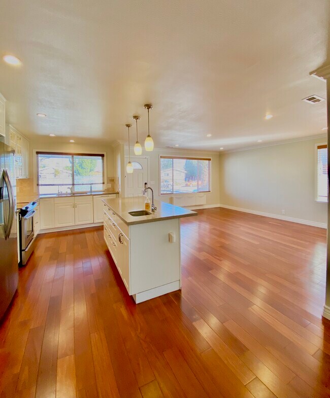 Building Photo - 622 Los Padres Blvd