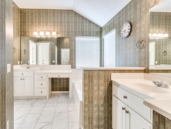 Building Photo - Beautiful Home With Lake View - 3 Bed + 2 Bath