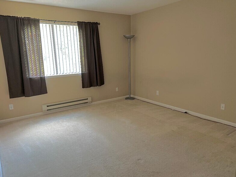 Master bedroom - 880 E Fremont Ave