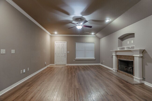 Building Photo - Beautiful 3-bedroom 2 bath Home in Fayetteville!! New Vinyl Plank Floors!