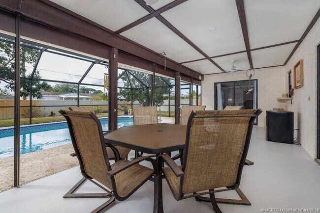 Building Photo - 160 SE Duxbury Ave