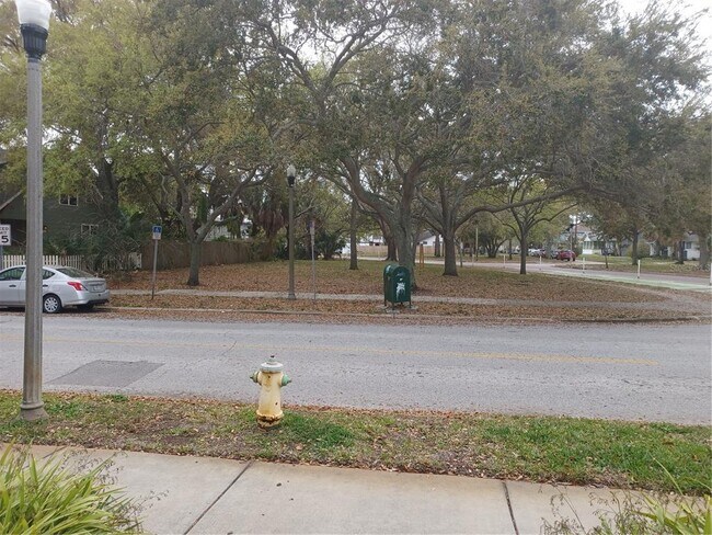 Building Photo - 839 7th Ave N