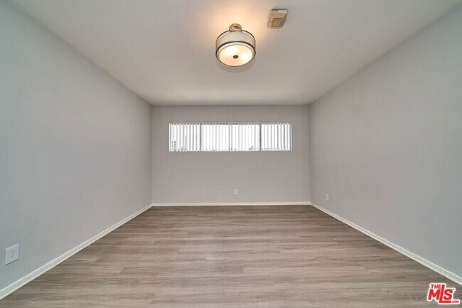 Building Photo - 835 S Norton Ave