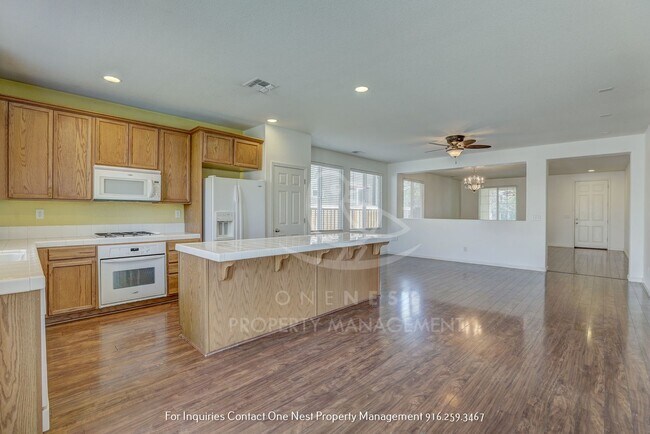Building Photo - 3 bedroom, 2 bathroom Charming Plumas Lake...