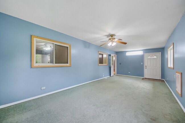 Building Photo - 670 Lakeview Ln