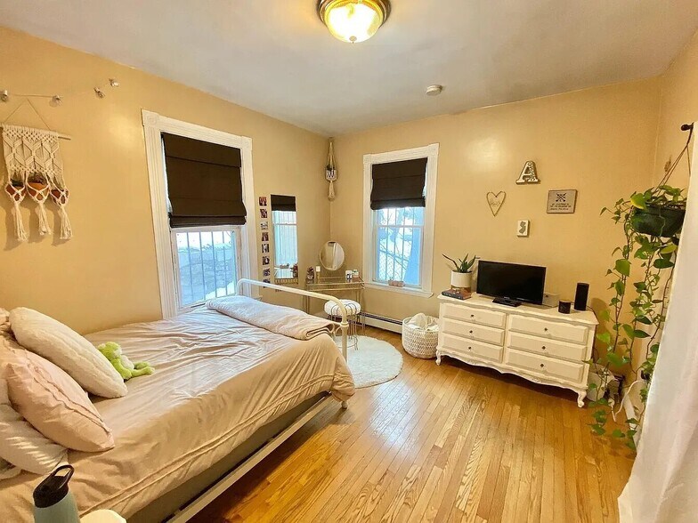 Building Photo - 10 Eldora St