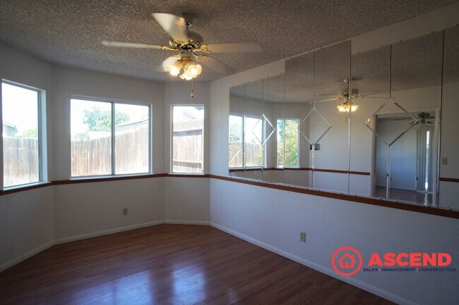 Building Photo - Splendid Home In East Bakersfield!