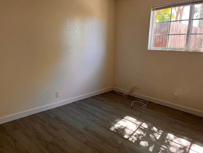 Building Photo - 2 Bedroom, 1 Bath Duplex