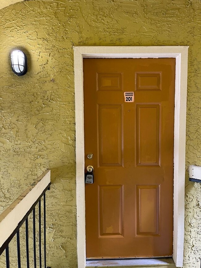 Building Photo - Prime Location! Water included! 2-bed 1-bath Condo!