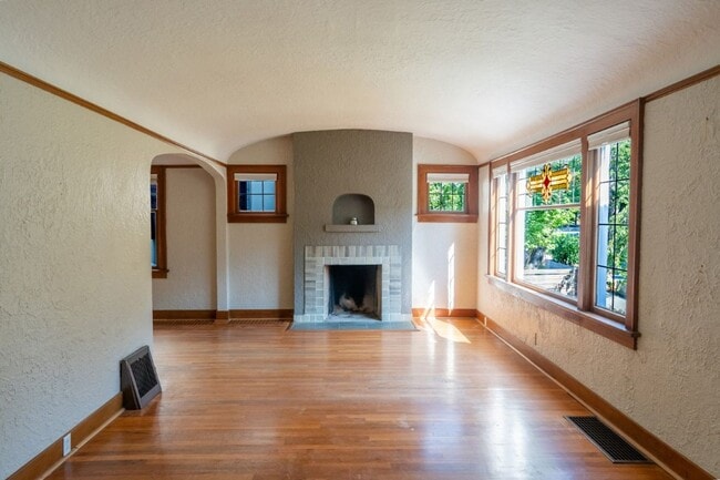 Building Photo - 4Bd/2Ba Seattle House