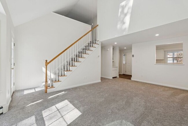 Building Photo - 7 Dunnhill Dr