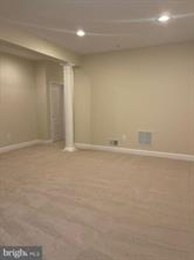 Building Photo - END UNIT TOWNHOUSE WITH 2 CAR GARAGE, 4 BEDROOMS AND 3.5 BATHS..FINISHED REC ROOM