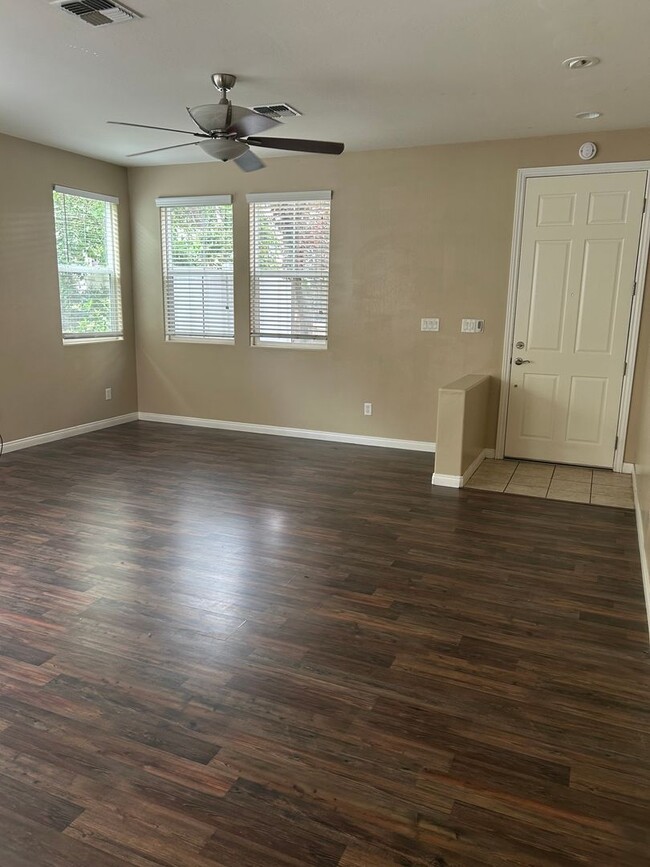 Building Photo - Spacious home in University Park
